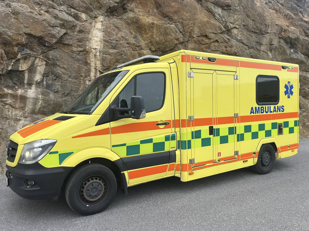 MERCEDES-BENZ Sprinter 319 - AMBULANCE / Krankenwagen / швидка допомога - Vozilo hitne pomoći: slika 1 MERCEDES-BENZ Sprinter 319 - AMBULANCE / Krankenwagen / швидка допомога - Vozilo hitne pomoći: slika 1