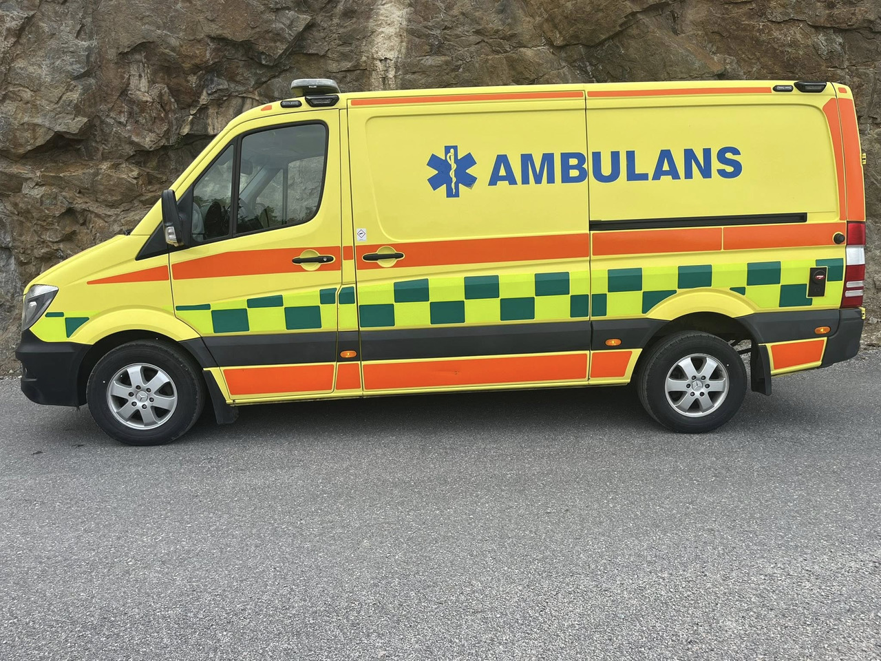 MERCEDES-BENZ Sprinter 319 - AMBULANCE - Vozilo hitne pomoći: slika 3 MERCEDES-BENZ Sprinter 319 - AMBULANCE - Vozilo hitne pomoći: slika 3