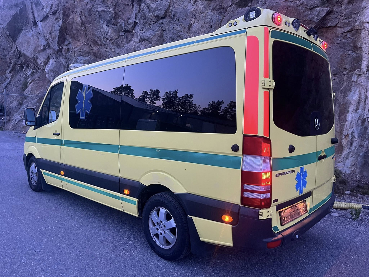 Mercedes-Benz Sprinter 316 - 2 stretcher AMBULANCE - RESERERAD !! - Vozilo hitne pomoći: slika 4 Mercedes-Benz Sprinter 316 - 2 stretcher AMBULANCE - RESERERAD !! - Vozilo hitne pomoći: slika 4