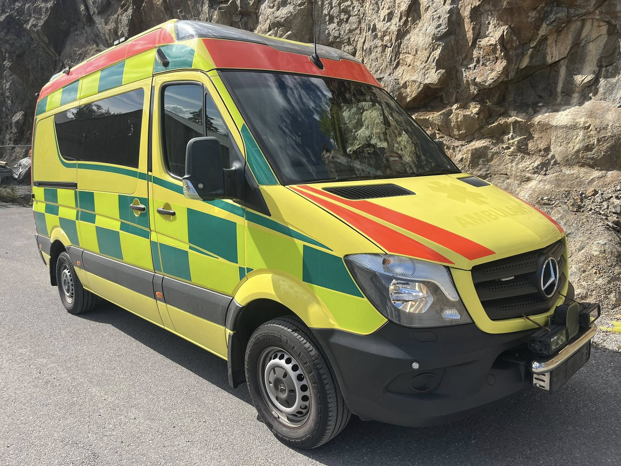 Mercedes-Benz Sprinter 319 - AMBULANCE - RESERVERAD !! - Vozilo hitne pomoći: slika 2 Mercedes-Benz Sprinter 319 - AMBULANCE - RESERVERAD !! - Vozilo hitne pomoći: slika 2