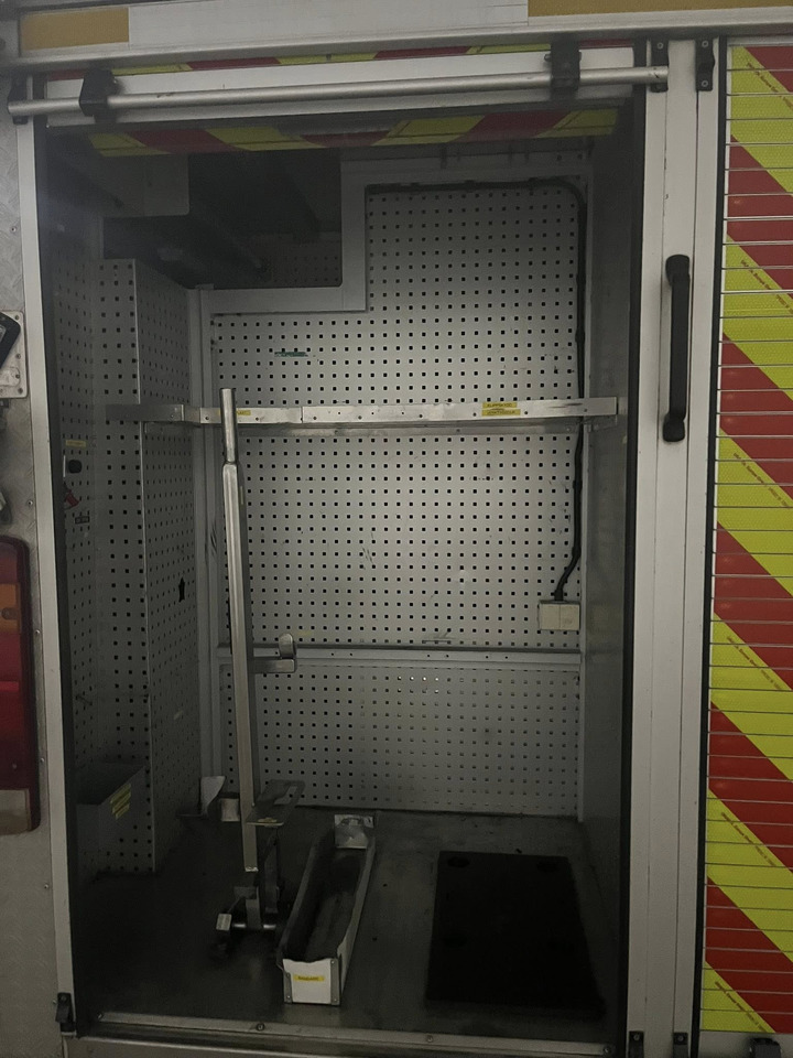 SCANIA P94GB 4x2 NZ310 - Fire engine - Vatrogasni kamion: slika 4 SCANIA P94GB 4x2 NZ310 - Fire engine - Vatrogasni kamion: slika 4