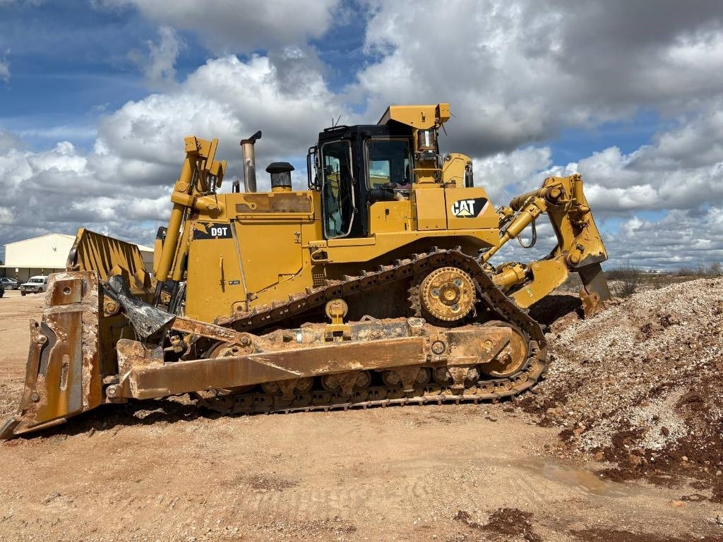 CAT D 9 T (CE Certified / New Undercarriage) - Buldožer: slika 2 CAT D 9 T (CE Certified / New Undercarriage) - Buldožer: slika 2