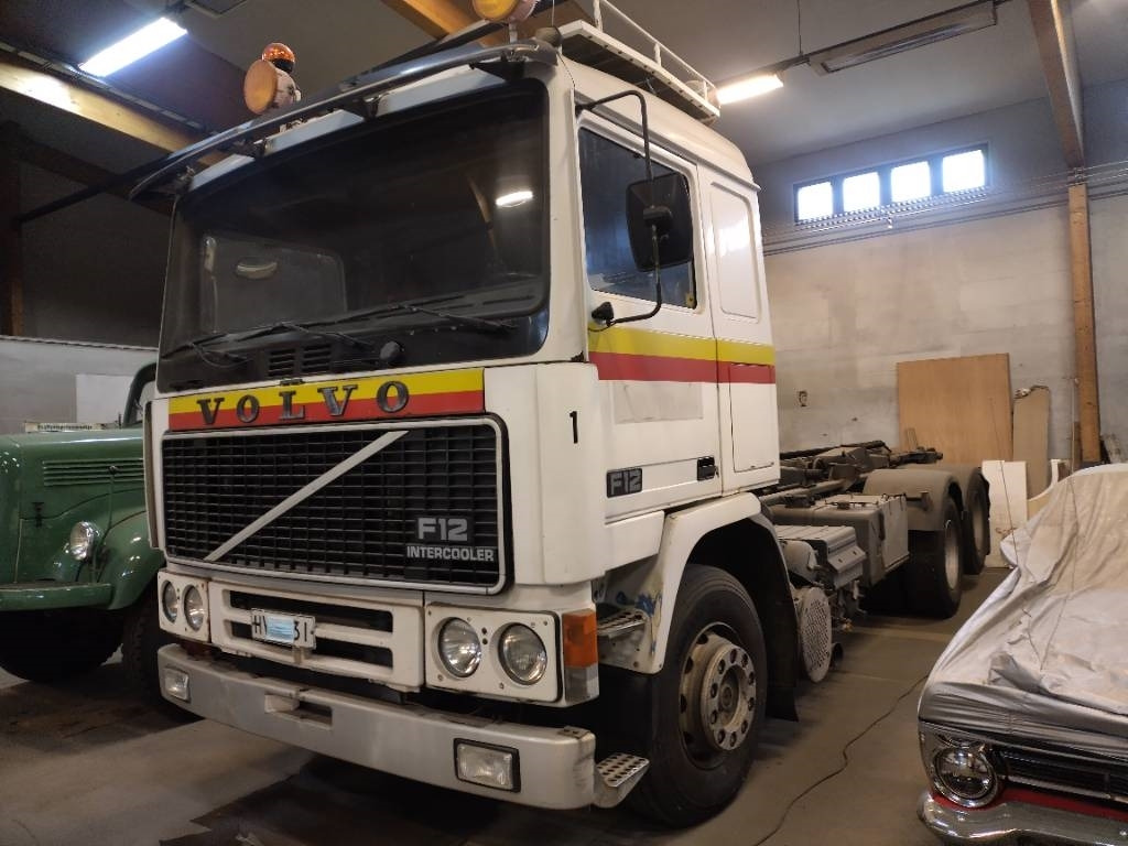 Volvo F12 6x2 ketjulaitteilla, Museointiin - Kamion za utovaranje kontejnera: slika 1 Volvo F12 6x2 ketjulaitteilla, Museointiin - Kamion za utovaranje kontejnera: slika 1