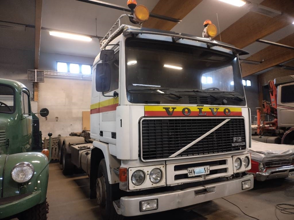 Volvo F12 6x2 ketjulaitteilla, Museointiin - Kamion za utovaranje kontejnera: slika 2 Volvo F12 6x2 ketjulaitteilla, Museointiin - Kamion za utovaranje kontejnera: slika 2