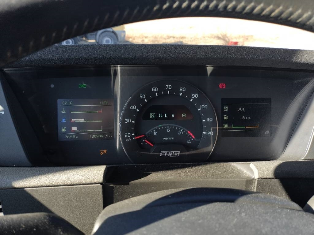 Kamion sa golom šasijom i zatvorenom kabinom Volvo FH750 8x4 alusta: slika 8