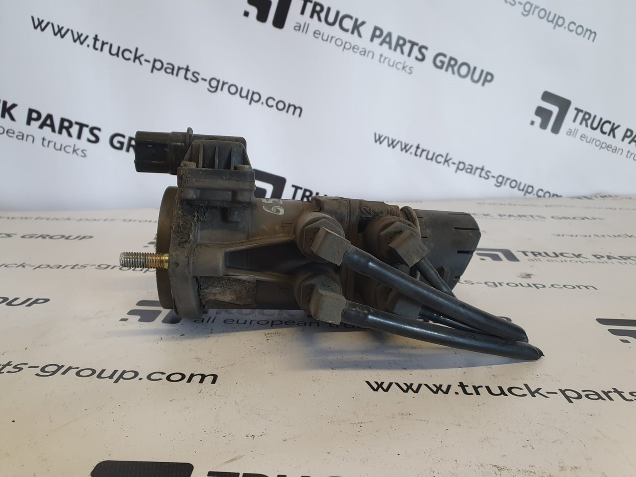 MAN MAN TGX / TGS EURO6 emission brake EBS control valve under pedal K039569, 81521306298, 81521306275, 81521306276 - Rezervni deo za Kamion: slika 2 MAN MAN TGX / TGS EURO6 emission brake EBS control valve under pedal K039569, 81521306298, 81521306275, 81521306276 - Rezervni deo za Kamion: slika 2