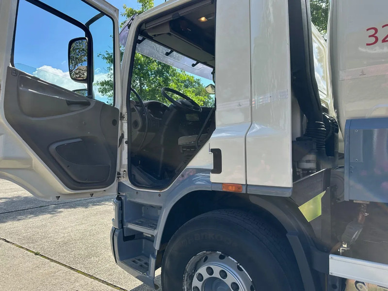 DAF CF 75.310 FAN / NL TRUCK / 6x2 / FUEL TANK 4 COMP. / 22 m3 / EURO5 / TOP CONDITION!! - Kamion cisterna: slika 5 DAF CF 75.310 FAN / NL TRUCK / 6x2 / FUEL TANK 4 COMP. / 22 m3 / EURO5 / TOP CONDITION!! - Kamion cisterna: slika 5