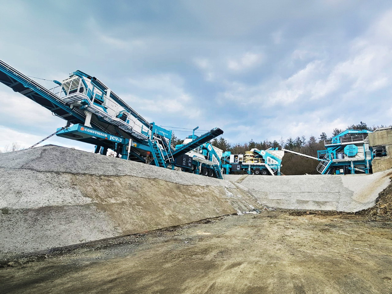 Constmach Station Mobile De Concassage À Percussion D'une Capacité De Production De 300 Tonnes - Mobilna drobilica: slika 2 Constmach Station Mobile De Concassage À Percussion D'une Capacité De Production De 300 Tonnes - Mobilna drobilica: slika 2