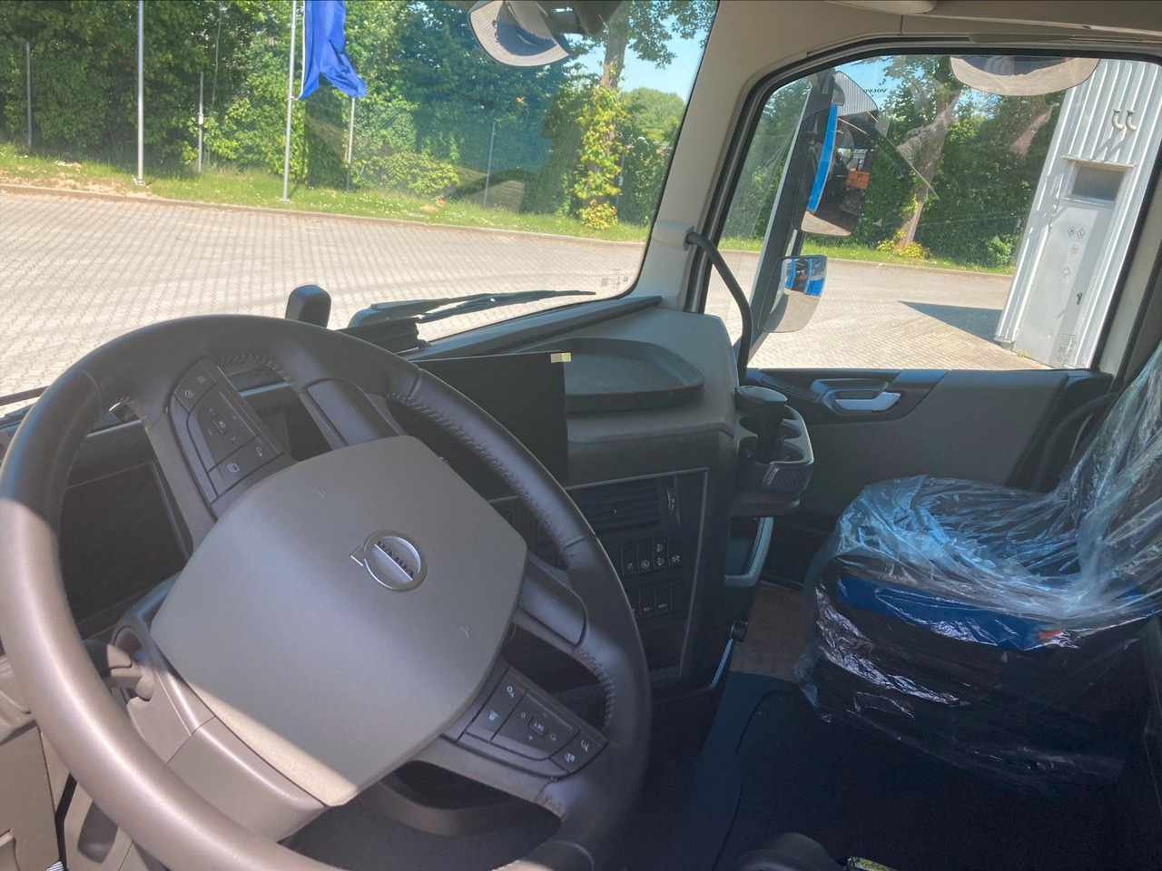 Volvo FH 6x2 R NLA Luftfederung - Kamion sa tovarnim sandukom, Kamion sa dizalicom: slika 3 Volvo FH 6x2 R NLA Luftfederung - Kamion sa tovarnim sandukom, Kamion sa dizalicom: slika 3
