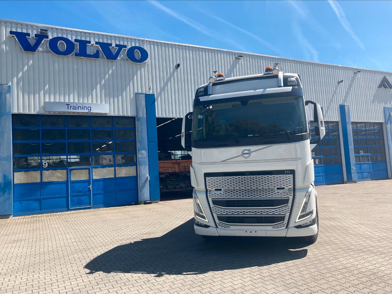 Volvo FH 6x2 R NLA Luftfederung - Kamion sa tovarnim sandukom, Kamion sa dizalicom: slika 2 Volvo FH 6x2 R NLA Luftfederung - Kamion sa tovarnim sandukom, Kamion sa dizalicom: slika 2