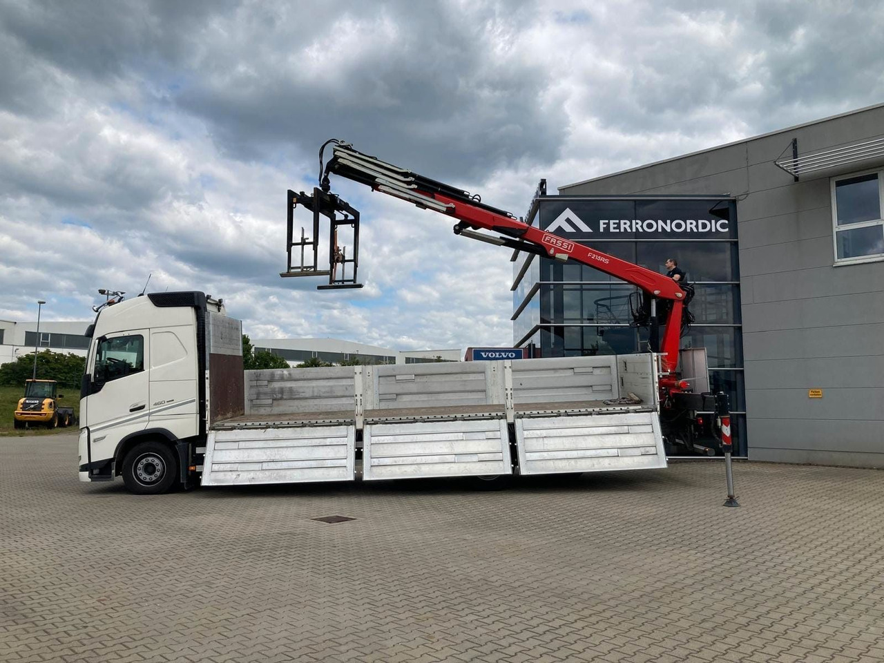 Volvo FH460 8x2 TRIDEM VLA&NLA gelenkt*FASSI F215AS.24 - Kamion sa dizalicom: slika 2 Volvo FH460 8x2 TRIDEM VLA&NLA gelenkt*FASSI F215AS.24 - Kamion sa dizalicom: slika 2