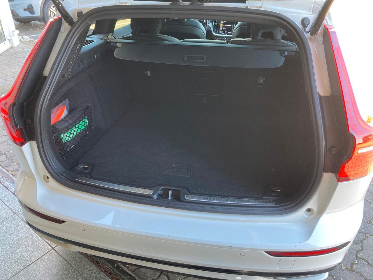 Volvo V60 B4 (Diesel) R Design (Standheiz, AHK, Pano) - Automobil: slika 5 Volvo V60 B4 (Diesel) R Design (Standheiz, AHK, Pano) - Automobil: slika 5