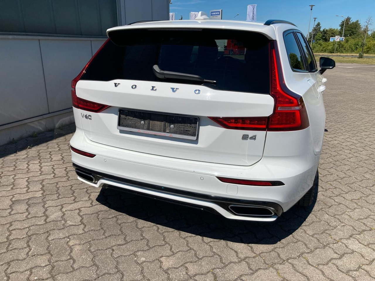 Volvo V60 B4 (Diesel) R Design (Standheiz, AHK, Pano) - Automobil: slika 4 Volvo V60 B4 (Diesel) R Design (Standheiz, AHK, Pano) - Automobil: slika 4