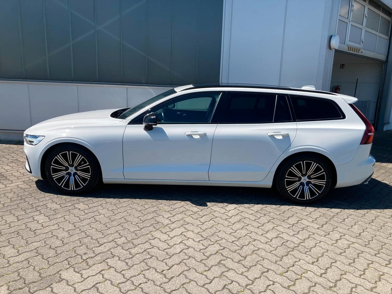 Volvo V60 B4 (Diesel) R Design (Standheiz, AHK, Pano) - Automobil: slika 3 Volvo V60 B4 (Diesel) R Design (Standheiz, AHK, Pano) - Automobil: slika 3
