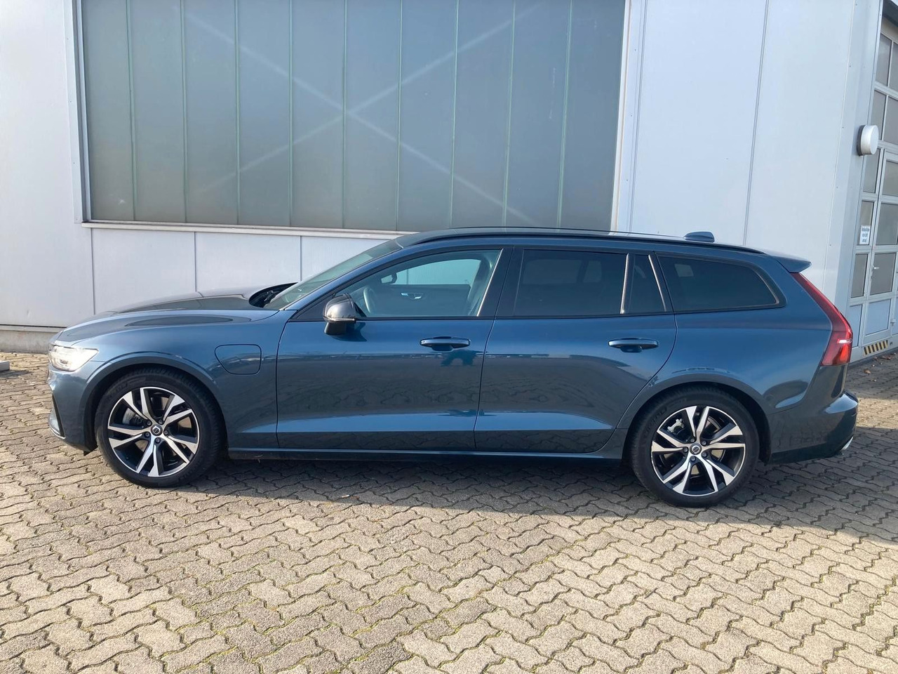 Volvo V60 T8 R Design Recharge Plug-In Hybrid AWD - Karavan: slika 3 Volvo V60 T8 R Design Recharge Plug-In Hybrid AWD - Karavan: slika 3