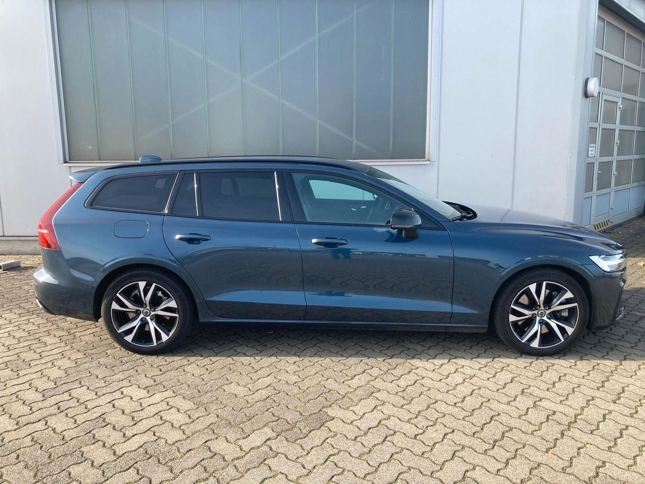 Volvo V60 T8 R Design Recharge Plug-In Hybrid AWD - Karavan: slika 2 Volvo V60 T8 R Design Recharge Plug-In Hybrid AWD - Karavan: slika 2