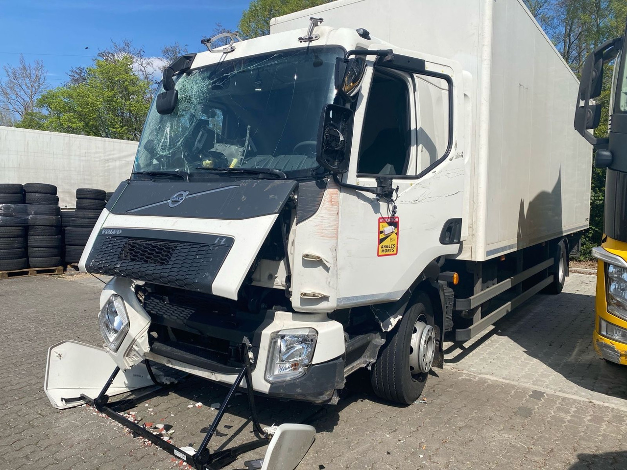 Volvo FL 16.280 Koffer Unfallschaden - Kamion sa zatvorenim sandukom: slika 2 Volvo FL 16.280 Koffer Unfallschaden - Kamion sa zatvorenim sandukom: slika 2