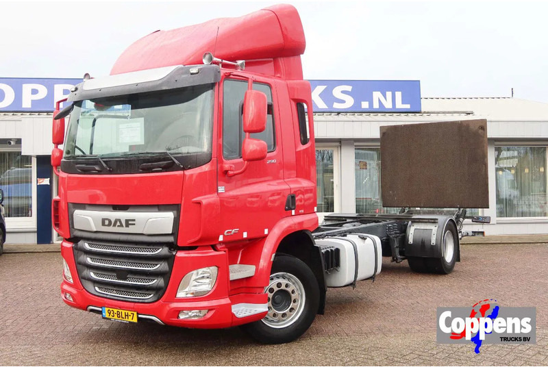DAF CF 290 FA Chassis + 2500 KG Dhollandia laadklep - Kamion sa golom šasijom i zatvorenom kabinom: slika 1 DAF CF 290 FA Chassis + 2500 KG Dhollandia laadklep - Kamion sa golom šasijom i zatvorenom kabinom: slika 1