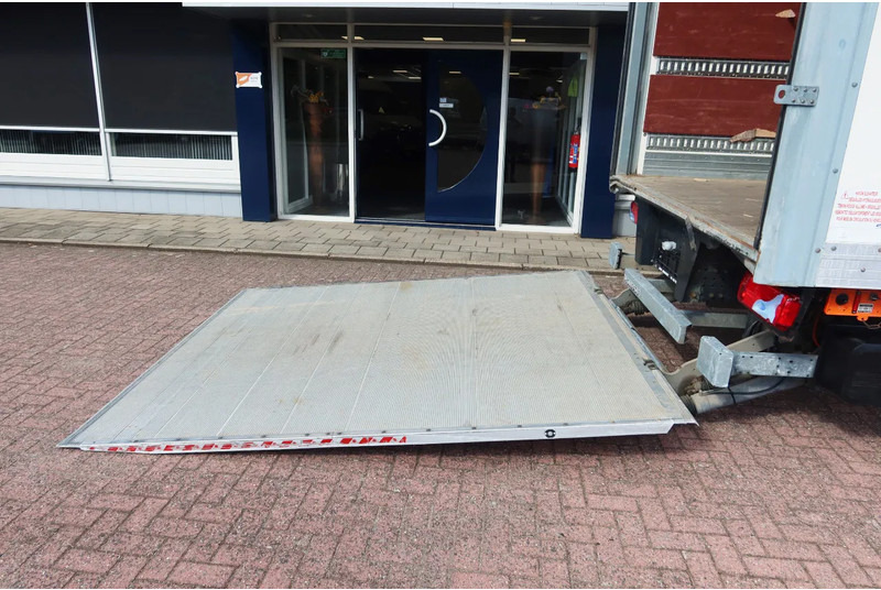Kamion sa zatvorenim sandukom MAN TGL 12.250 Bakwagen + Laadklep DHollandia 2000 kg: slika 13