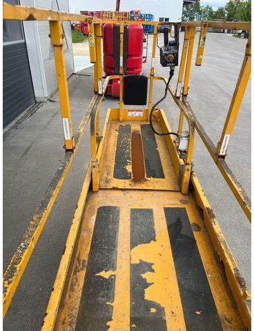 Haulotte Compact 8 - Scherenarbeitsbühne 8,2m, BJ 2014 - Lift u obliku makaza: slika 4 Haulotte Compact 8 - Scherenarbeitsbühne 8,2m, BJ 2014 - Lift u obliku makaza: slika 4