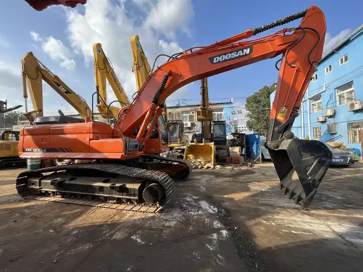 90% new and low hours used excavators Doosan DX300LC second hand excavators 30tons excavator new arrivedd in stock for sale - Bager: slika 5 90% new and low hours used excavators Doosan DX300LC second hand excavators 30tons excavator new arrivedd in stock for sale - Bager: slika 5