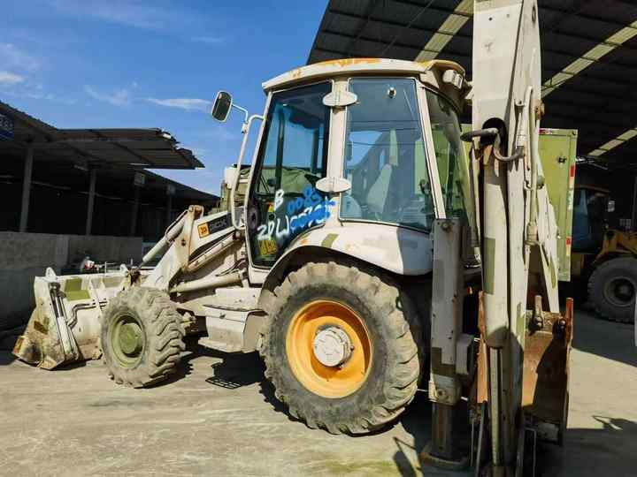 Backhoe loader JCB 3CX 4*4 tlb loader UKmade, used cheap JCB 3CX retro loader and digger - Bager utovarivač: slika 4 Backhoe loader JCB 3CX 4*4 tlb loader UKmade, used cheap JCB 3CX retro loader and digger - Bager utovarivač: slika 4