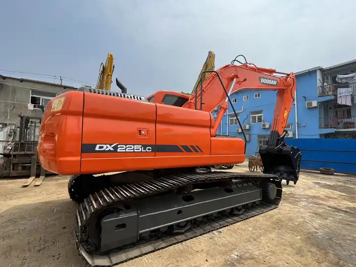 Best Selling DOOSAN excavator machine construction used machinery equipment dx225 used excavators in stock - Bager: slika 3 Best Selling DOOSAN excavator machine construction used machinery equipment dx225 used excavators in stock - Bager: slika 3