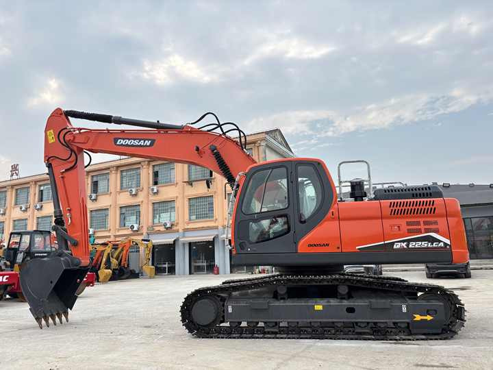 Good Quality Original 23ton Doosan DX225LCA Used Large Excavators for Sale at Low Price Secondhand Doosan225LCA Heavy Digger - Bager guseničar: slika 4 Good Quality Original 23ton Doosan DX225LCA Used Large Excavators for Sale at Low Price Secondhand Doosan225LCA Heavy Digger - Bager guseničar: slika 4