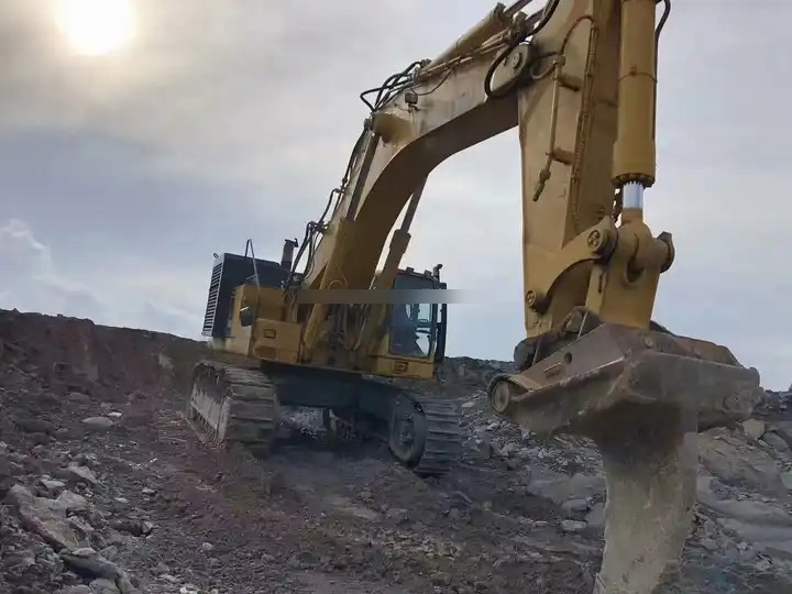 High Quality Used Crawler second hand digger PC800 large Excavator with buckets for sale 80ton Used Crawler second hand digger - Bager guseničar: slika 2 High Quality Used Crawler second hand digger PC800 large Excavator with buckets for sale 80ton Used Crawler second hand digger - Bager guseničar: slika 2