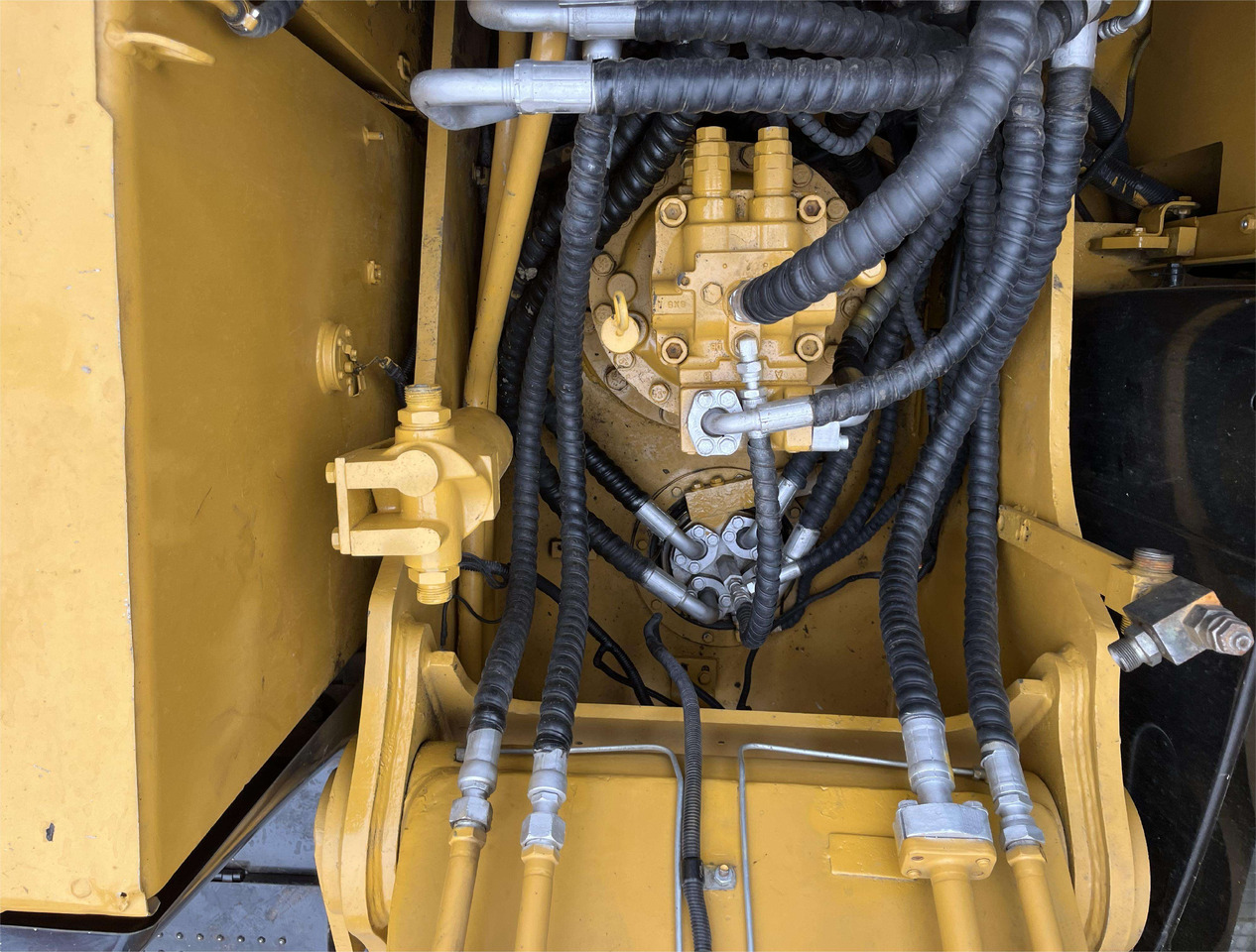 Second Hand Cat Excavator CAT 320D Japan Used Construction Machine 20ton Excavator cat320d - Bager: slika 4 Second Hand Cat Excavator CAT 320D Japan Used Construction Machine 20ton Excavator cat320d - Bager: slika 4