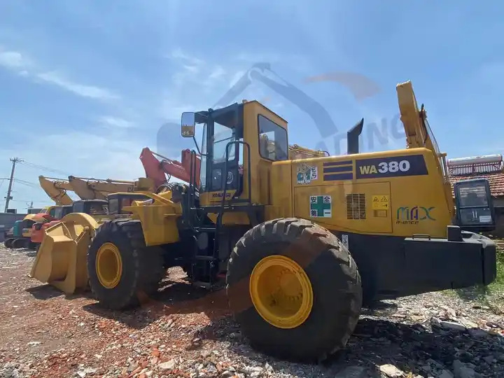 Second Hand Japan Made Komatsu Wa380-3 Front Loader Used Original Painting Komatsu Wa 380-3 in Stock for Sale - Utovarivač točkaš: slika 3 Second Hand Japan Made Komatsu Wa380-3 Front Loader Used Original Painting Komatsu Wa 380-3 in Stock for Sale - Utovarivač točkaš: slika 3