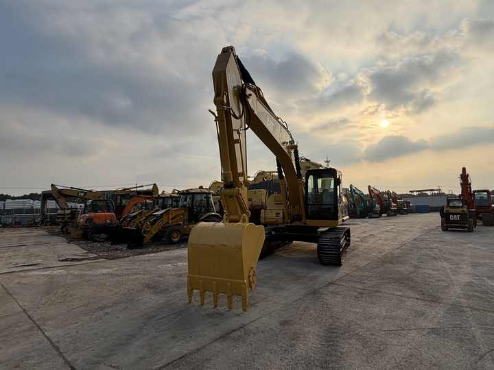 Selling Original Japanese Second-hand Cat 320C Excavator 20 Tons Caterpillar 320CL Excavator at Low Price - Bager guseničar: slika 5 Selling Original Japanese Second-hand Cat 320C Excavator 20 Tons Caterpillar 320CL Excavator at Low Price - Bager guseničar: slika 5