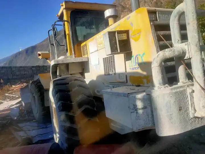 Used 7 Ton Heavy Front Loader Komatsu Wa470 Good Price Japan Made Tire Loader In Shanghai - Utovarivač točkaš: slika 5 Used 7 Ton Heavy Front Loader Komatsu Wa470 Good Price Japan Made Tire Loader In Shanghai - Utovarivač točkaš: slika 5