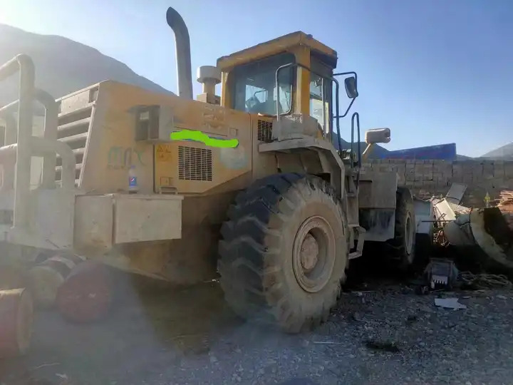 Used 7 Ton Heavy Front Loader Komatsu Wa470 Good Price Japan Made Tire Loader In Shanghai - Utovarivač točkaš: slika 2 Used 7 Ton Heavy Front Loader Komatsu Wa470 Good Price Japan Made Tire Loader In Shanghai - Utovarivač točkaš: slika 2