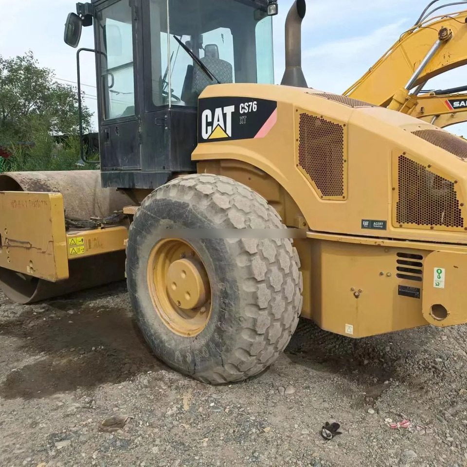 Used CAT CS76XT for sale Second hand caterpillar roller in good condition high brand quality, affordable and in stock - Kompaktor: slika 1 Used CAT CS76XT for sale Second hand caterpillar roller in good condition high brand quality, affordable and in stock - Kompaktor: slika 1
