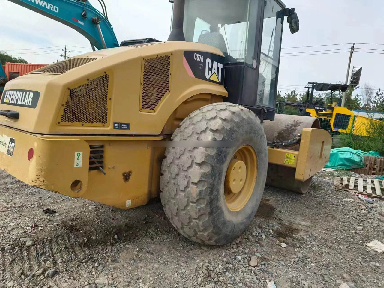 Used CAT CS76XT for sale Second hand caterpillar roller in good condition high brand quality, affordable and in stock - Kompaktor: slika 3 Used CAT CS76XT for sale Second hand caterpillar roller in good condition high brand quality, affordable and in stock - Kompaktor: slika 3