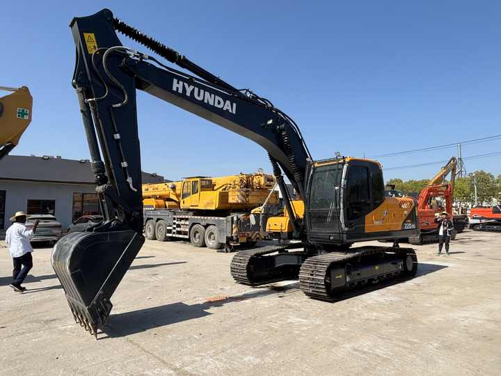 Used Good Quality Excavator Korea Hyundai 225LC-9T 225Lc-7 220LC-9S 150Lc-7 Good Quality for Sale at Low Price - Bager: slika 2 Used Good Quality Excavator Korea Hyundai 225LC-9T 225Lc-7 220LC-9S 150Lc-7 Good Quality for Sale at Low Price - Bager: slika 2