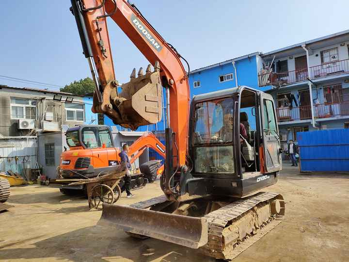 Used excavator doosan dx60 excavators machinery doosan dx60 dx80 dx75 dx225 dh60 dh60-7 excavator - Bager guseničar: slika 2 Used excavator doosan dx60 excavators machinery doosan dx60 dx80 dx75 dx225 dh60 dh60-7 excavator - Bager guseničar: slika 2
