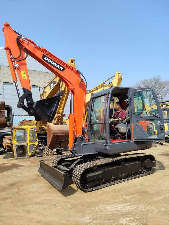 Used excavator doosan dx60 excavators machinery doosan dx60 dx80 dx75 dx225 dh60 dh60-7 excavator - Bager guseničar: slika 3 Used excavator doosan dx60 excavators machinery doosan dx60 dx80 dx75 dx225 dh60 dh60-7 excavator - Bager guseničar: slika 3