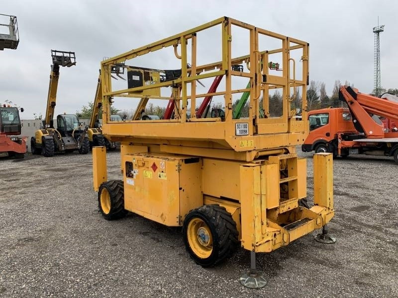 Genie GS-2669 - 10 m, 4x4, diesel - Lift u obliku makaza: slika 1 Genie GS-2669 - 10 m, 4x4, diesel - Lift u obliku makaza: slika 1