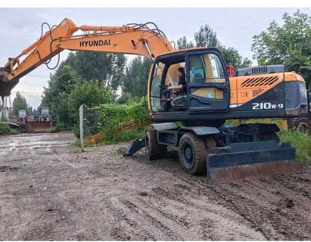 Bager točkaš 2022 Hyundai 210W-9: slika 13