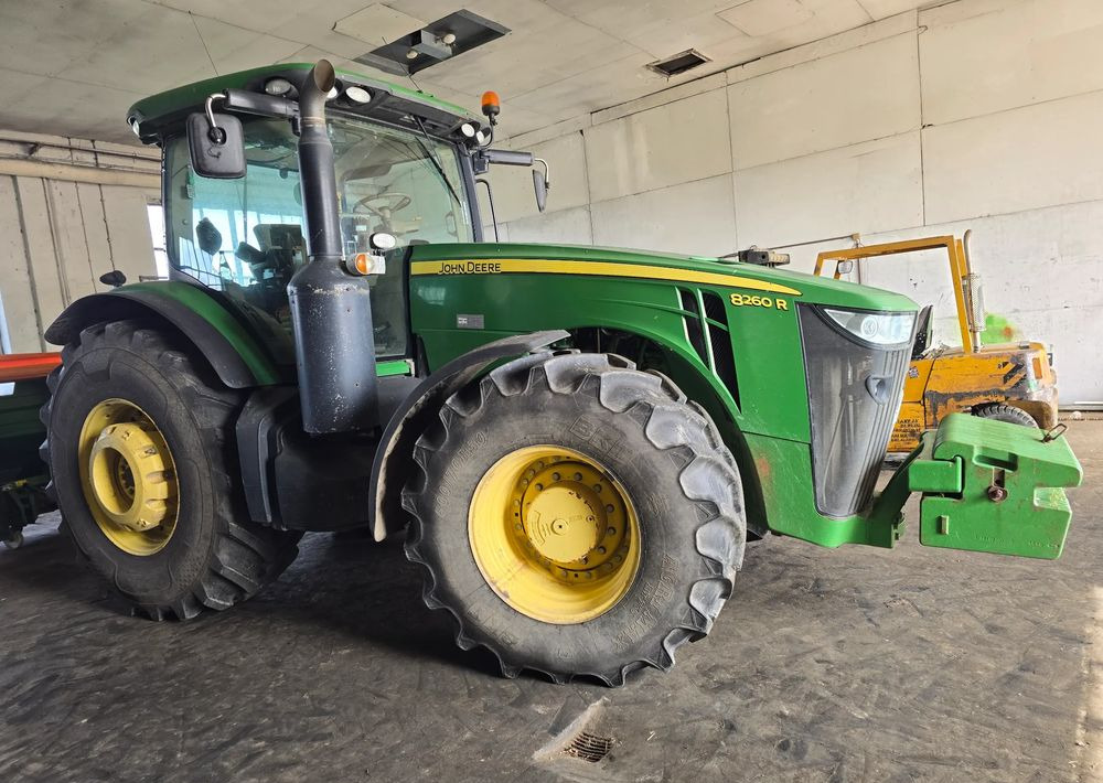 John Deere 8260R - Traktor: slika 2 John Deere 8260R - Traktor: slika 2