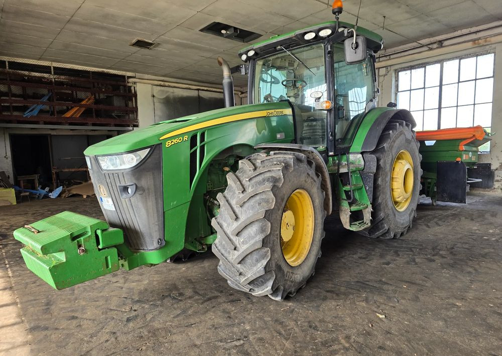 John Deere 8260R - Traktor: slika 1 John Deere 8260R - Traktor: slika 1