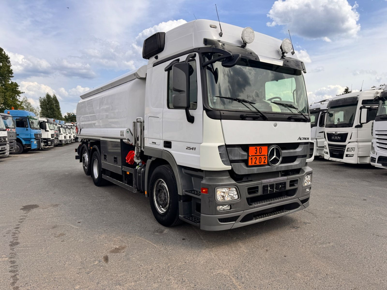 Mercedes-Benz Actros 2541 Tankwagen - Kamion cisterna: slika 2 Mercedes-Benz Actros 2541 Tankwagen - Kamion cisterna: slika 2