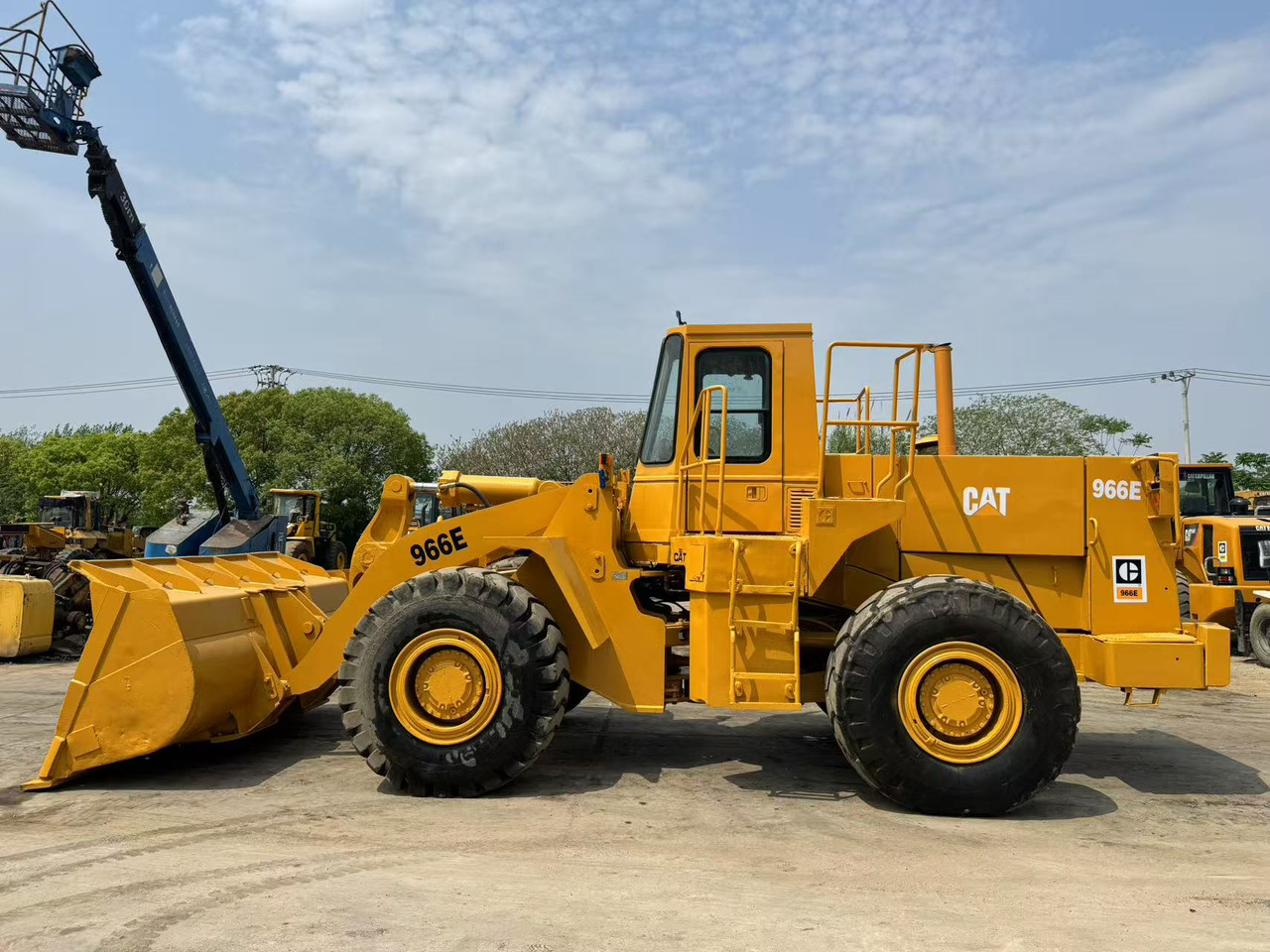 CAT 950E - Utovarivač točkaš: slika 1 CAT 950E - Utovarivač točkaš: slika 1