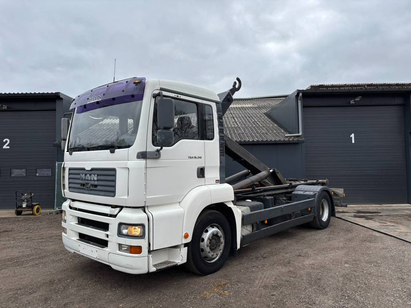 MAN TGA 18.310 haakarm hooklift 4x2 H19F - Kamion sa hidrauličnom kukom: slika 1 MAN TGA 18.310 haakarm hooklift 4x2 H19F - Kamion sa hidrauličnom kukom: slika 1