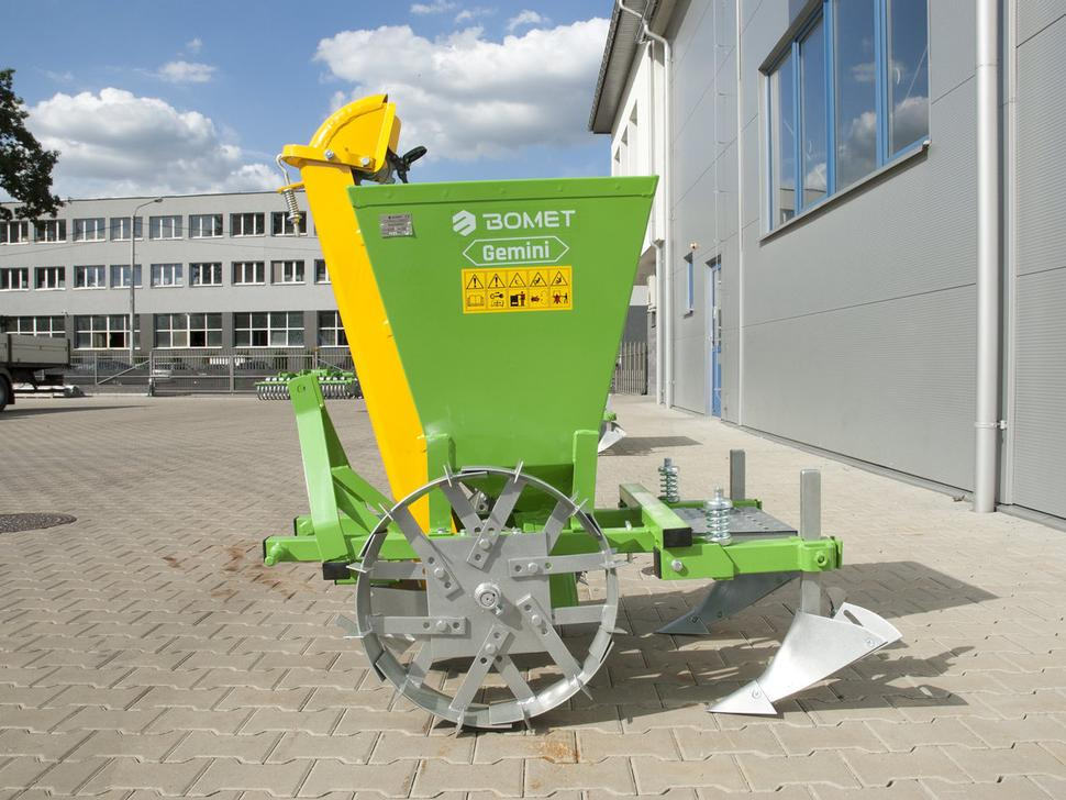 Bomet Kartoffelpflanzmaschine / Potato planter / Planteuse de pomme de terre / Piantapatate / Sadzarka ziemniaków - Sadilica za krompir: slika 3 Bomet Kartoffelpflanzmaschine / Potato planter / Planteuse de pomme de terre / Piantapatate / Sadzarka ziemniaków - Sadilica za krompir: slika 3