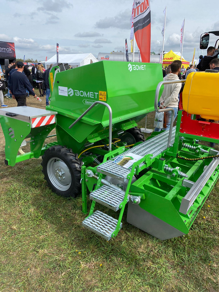 Bomet Kartoffelpflanzmaschine / Potato planter / Planteuse de pomme de terre / Piantapatate / Sadzarka ziemniaków - Sadilica za krompir: slika 4 Bomet Kartoffelpflanzmaschine / Potato planter / Planteuse de pomme de terre / Piantapatate / Sadzarka ziemniaków - Sadilica za krompir: slika 4