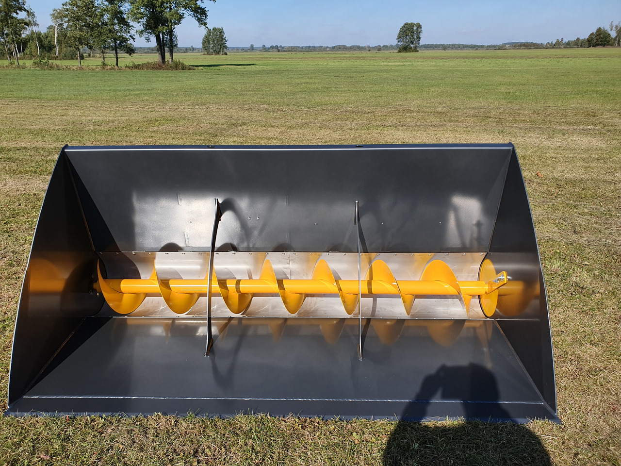 Grutech Futterverteiler / Bucket with screw / Godet avec vis / Cazo con sinfín / Benna con coclea / Ковш со шнеком / Łyżka ze ślimakiem 1,6 m - Utovarna kašika za Poljoprivredna mašina: slika 2 Grutech Futterverteiler / Bucket with screw / Godet avec vis / Cazo con sinfín / Benna con coclea / Ковш со шнеком / Łyżka ze ślimakiem 1,6 m - Utovarna kašika za Poljoprivredna mašina: slika 2