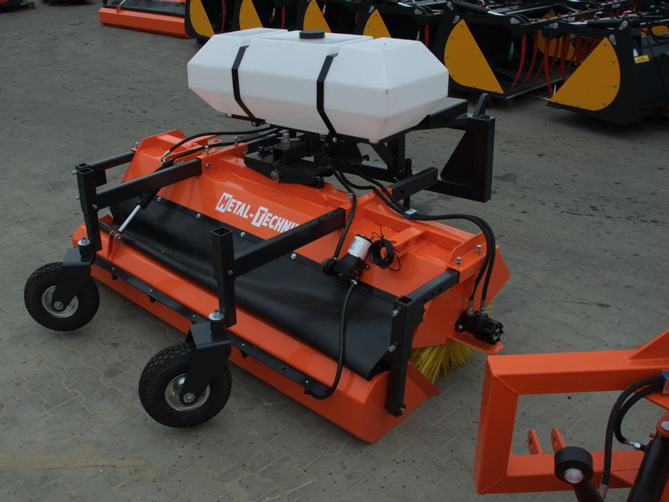 METAL-TECHNIK Kehrmaschine / Sweeper / Balayeuse / Spazzolatrice / Подметательно-уборочная машина / Zamiatarka 2 m - Metle za Prednji utovarivač za traktor: slika 4 METAL-TECHNIK Kehrmaschine / Sweeper / Balayeuse / Spazzolatrice / Подметательно-уборочная машина / Zamiatarka 2 m - Metle za Prednji utovarivač za traktor: slika 4